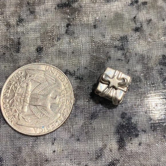 Pandora Gleaming Gift Charm - Picture 2 of 5